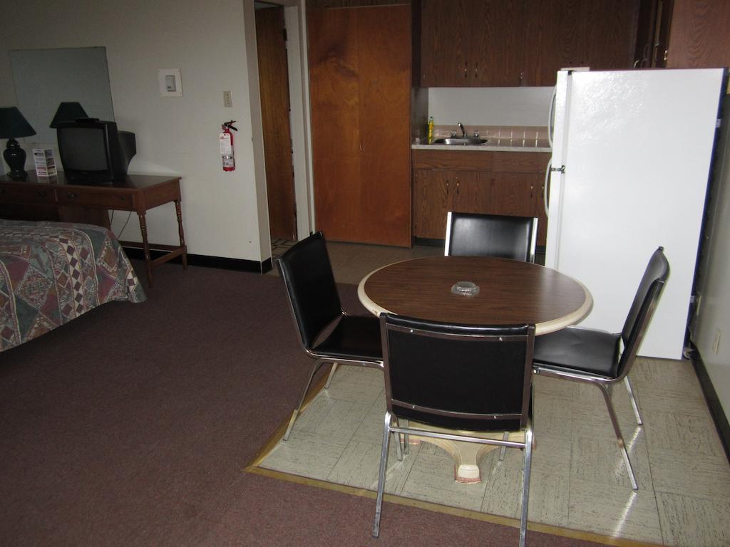 Fort Nelson Hotel Kamer foto