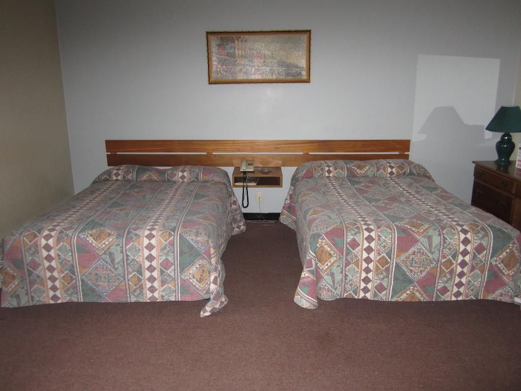 Fort Nelson Hotel Kamer foto