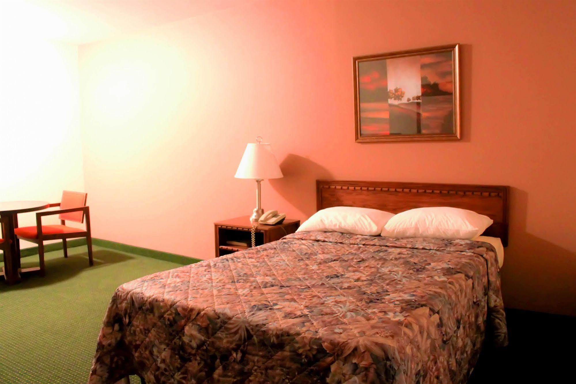 Fort Nelson Hotel Buitenkant foto